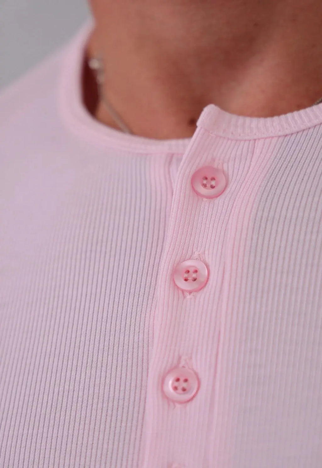 Camiseta Henley Canelada Rosa Claro