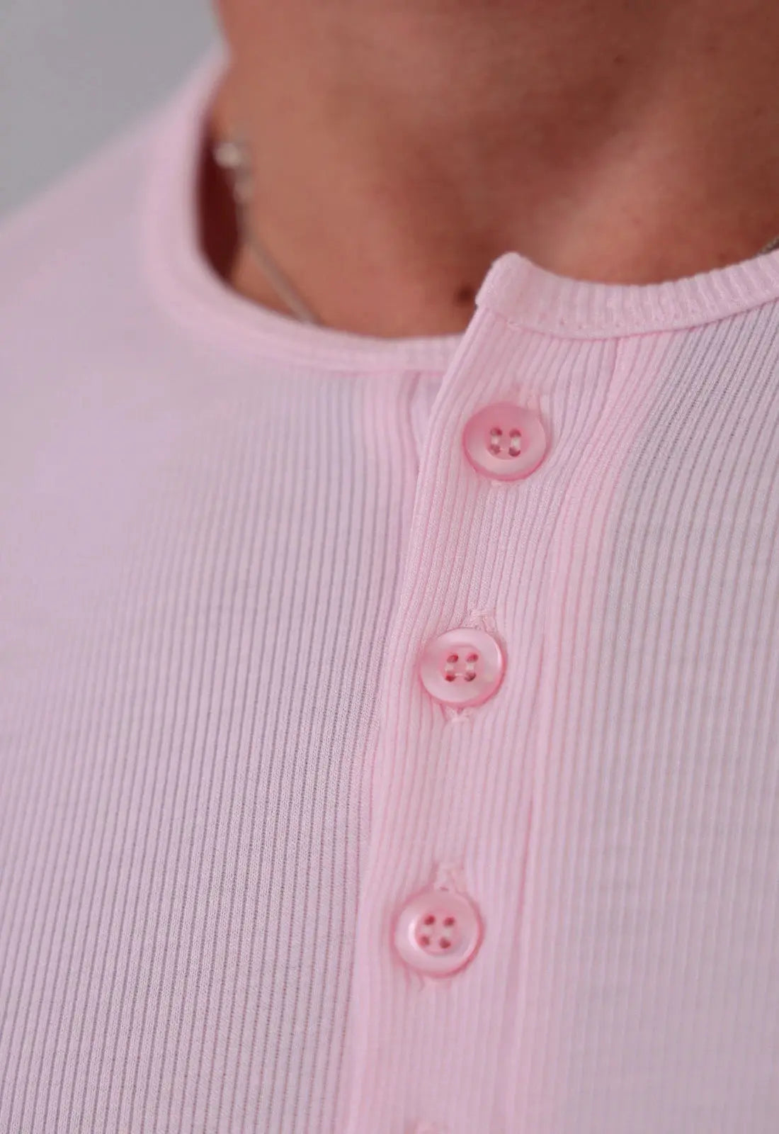 Camiseta Henley Canelada Rosa Claro