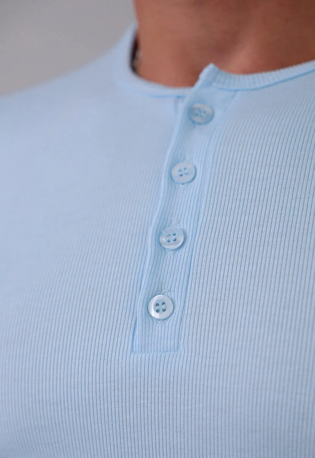 Camiseta Henley Canelada Azul Claro