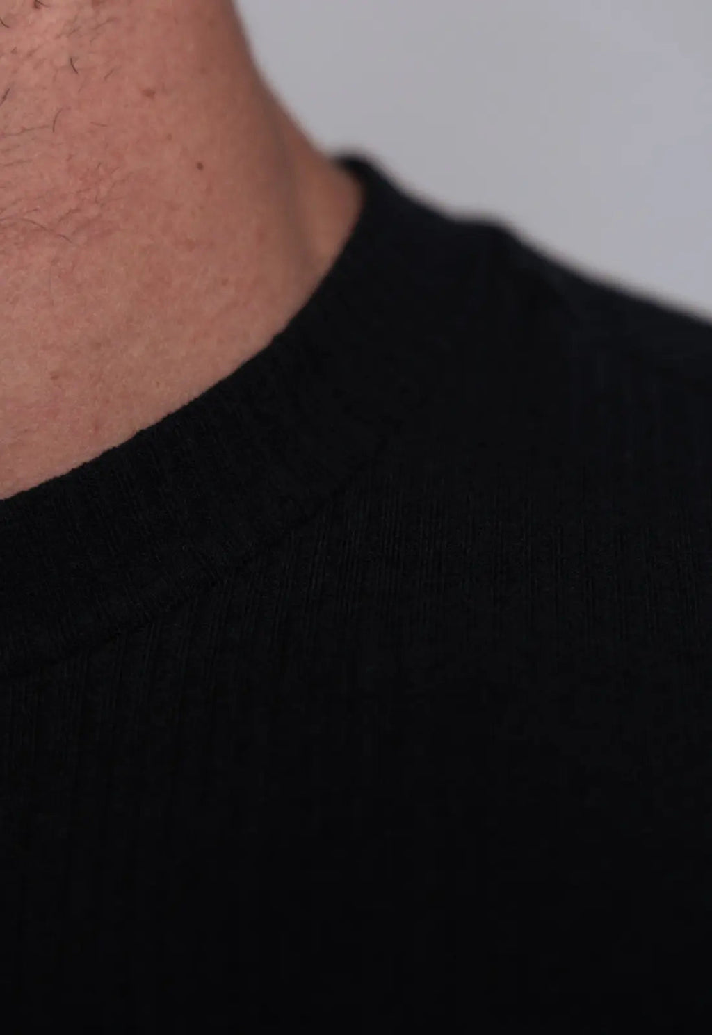 Camiseta Canelada Gola Média Preta