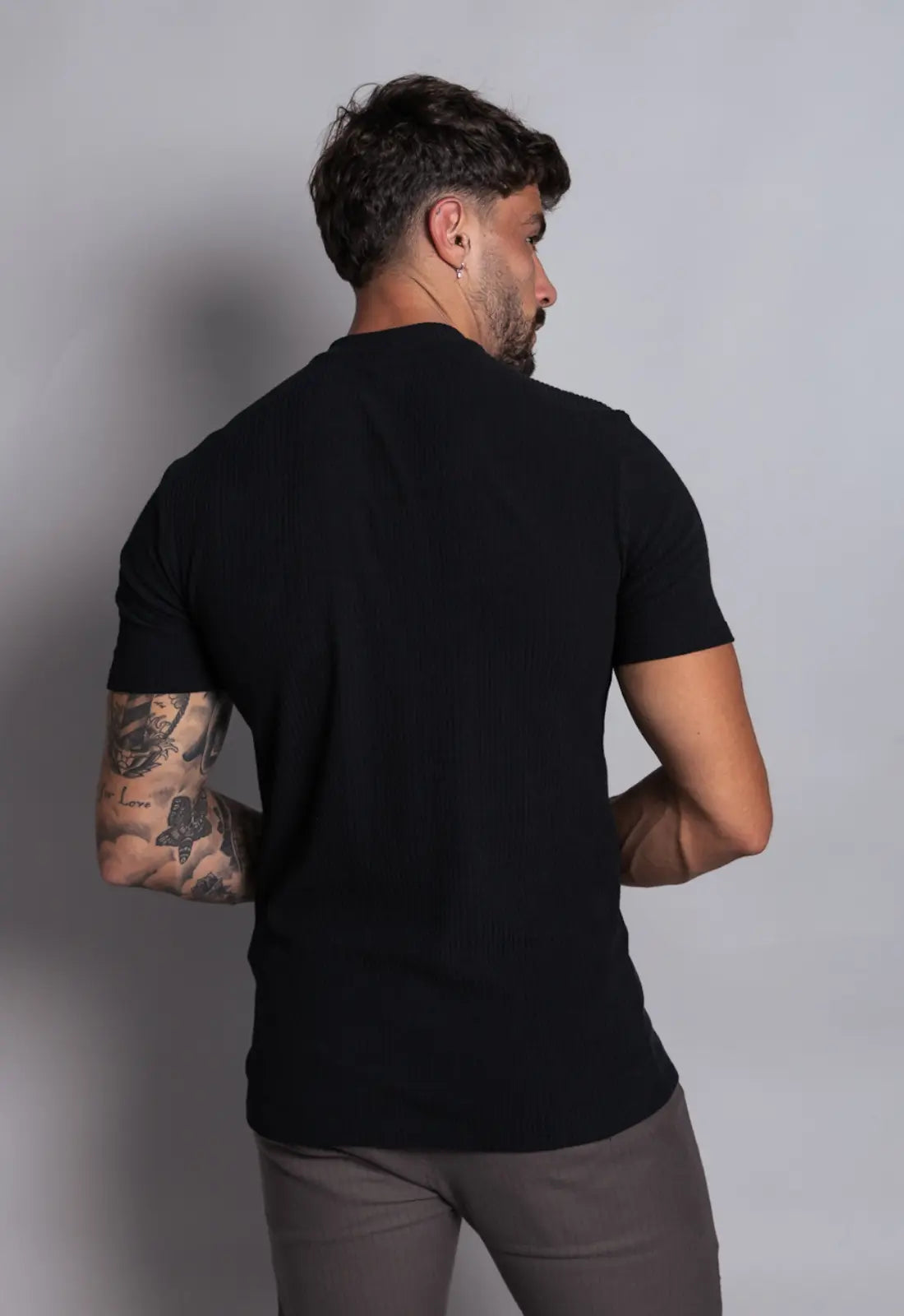 Camiseta Canelada Gola Média Preta