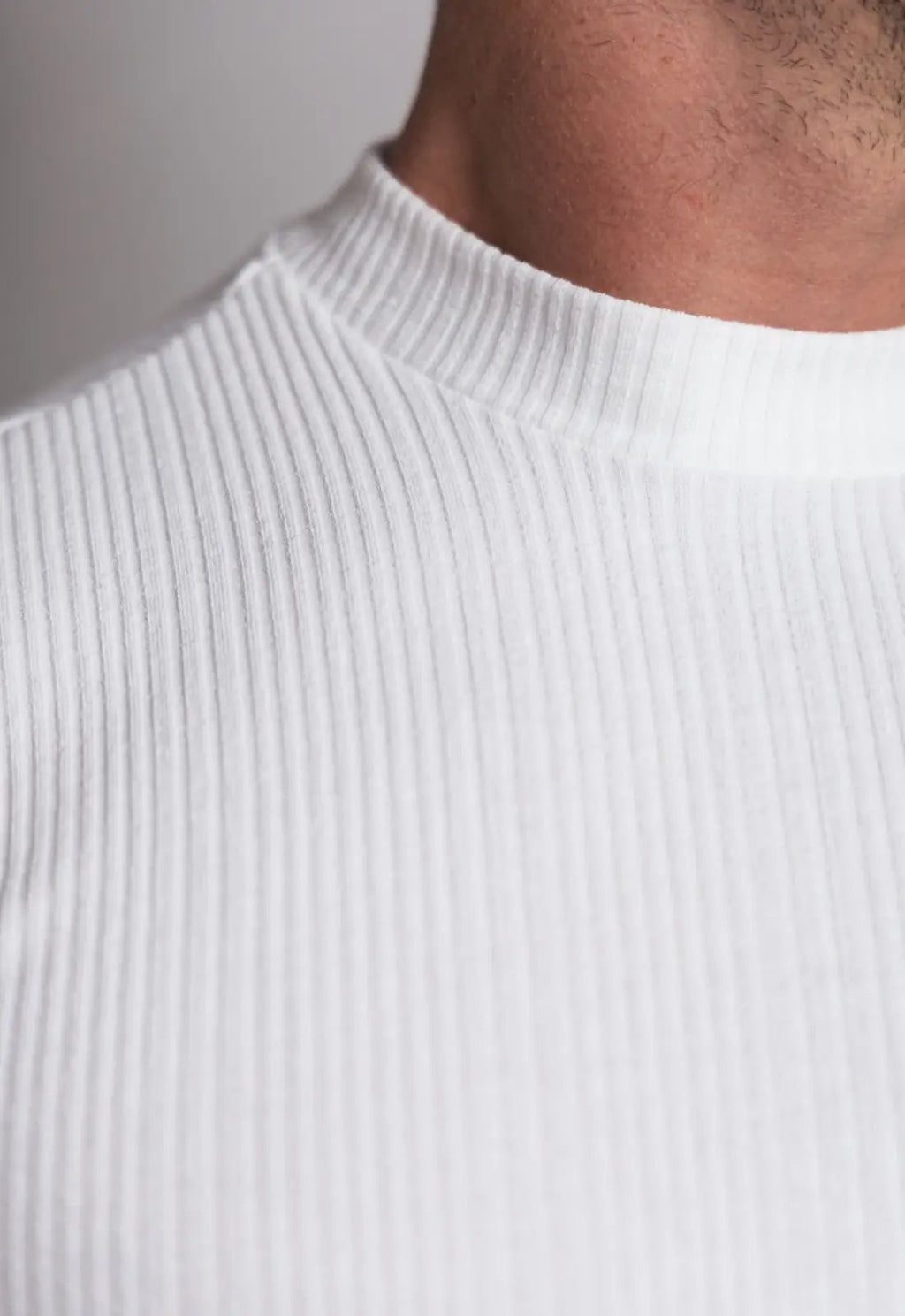 Camiseta Canelada Gola Média Branca