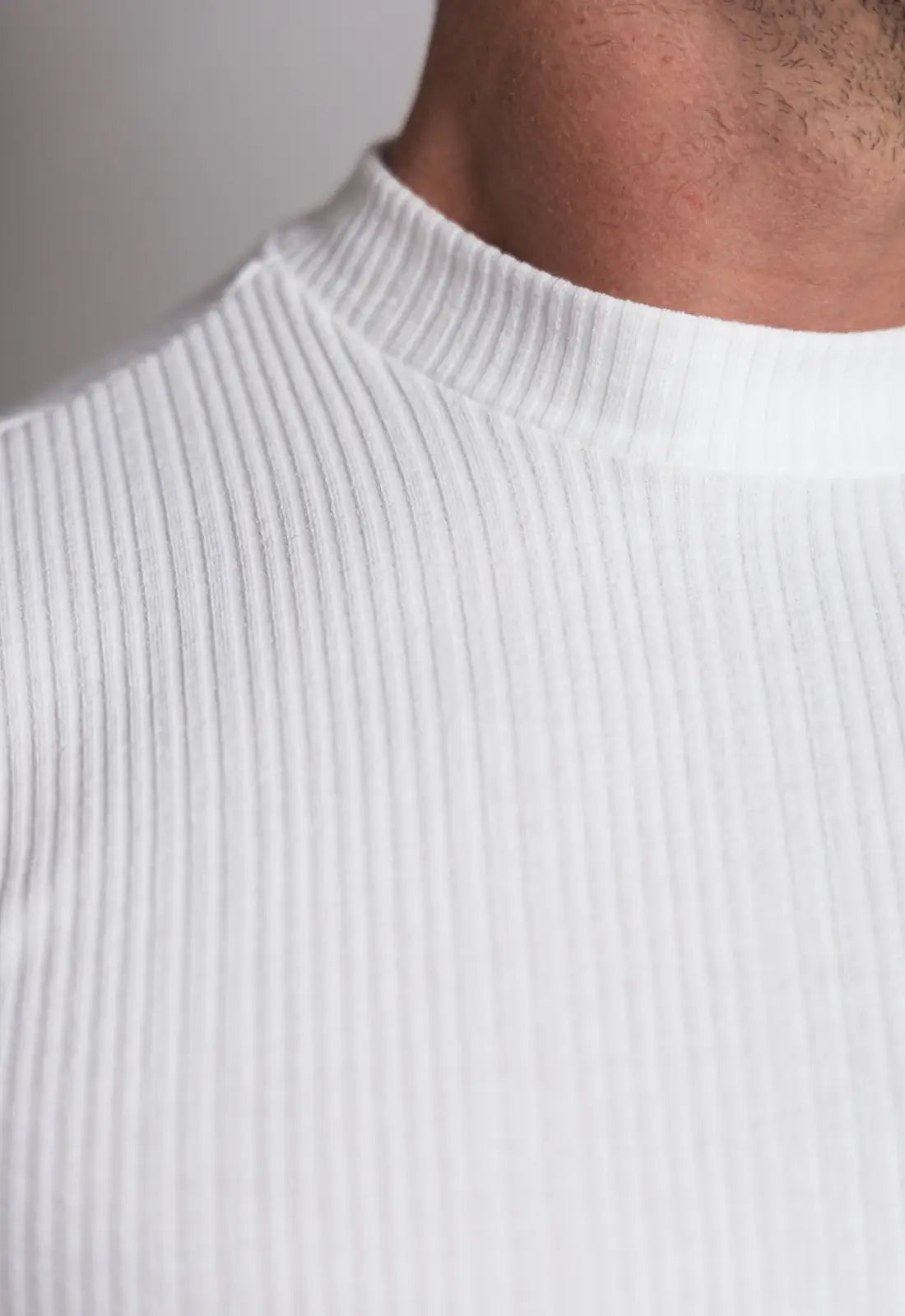 Camiseta Canelada Gola Média Branca