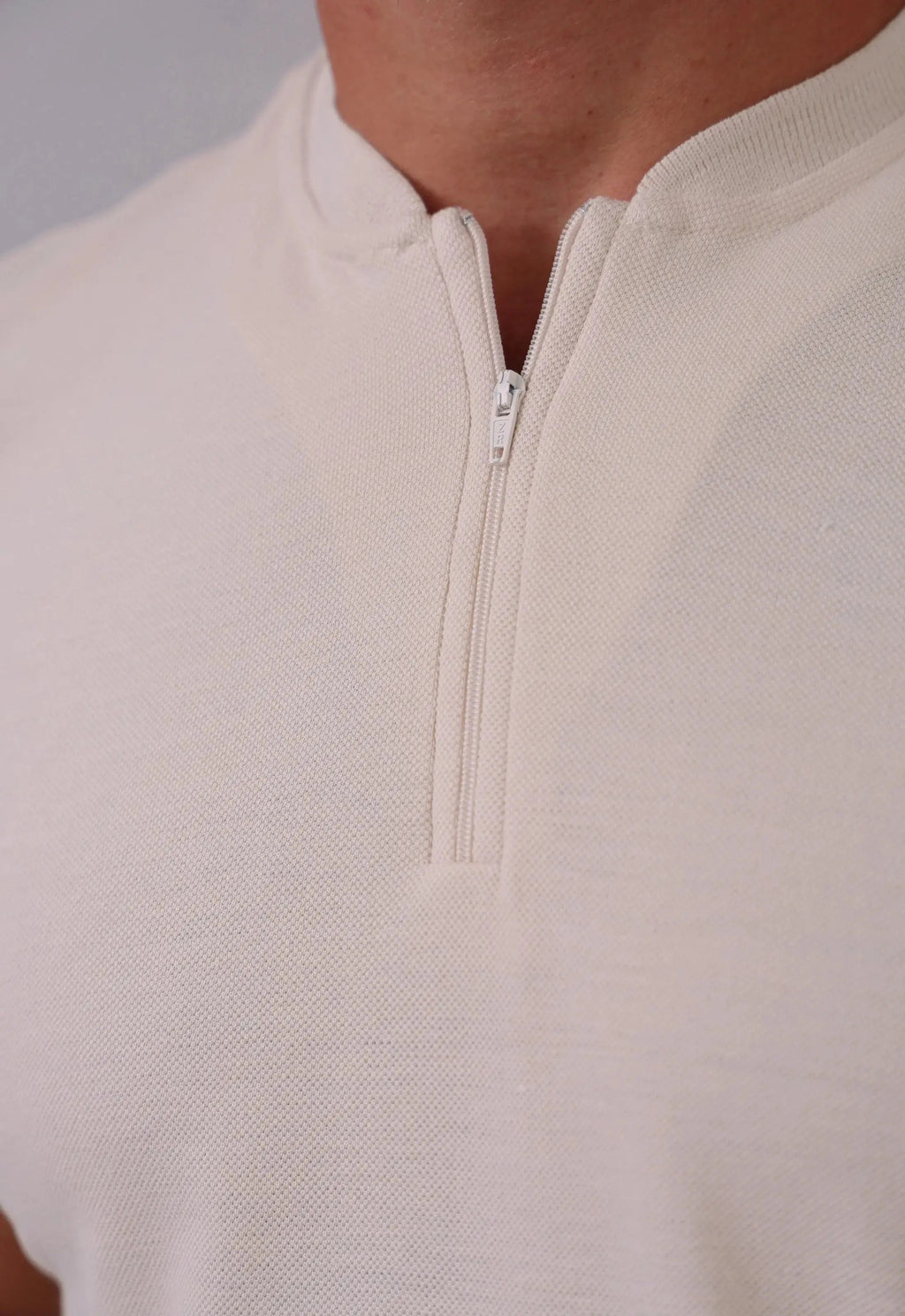 Camiseta Gola Padre Zíper Bege
