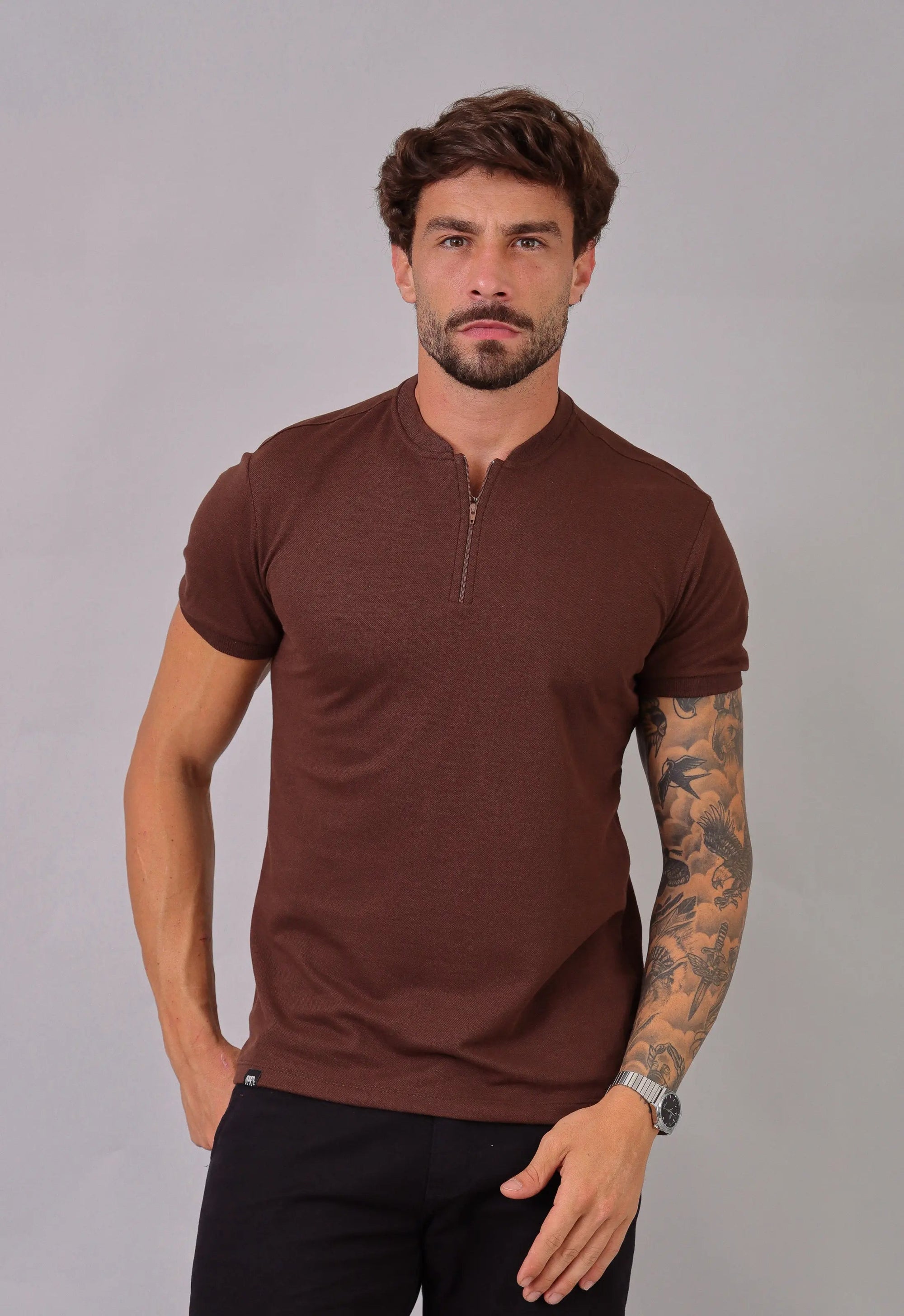Camiseta Gola Padre Zíper Marrom