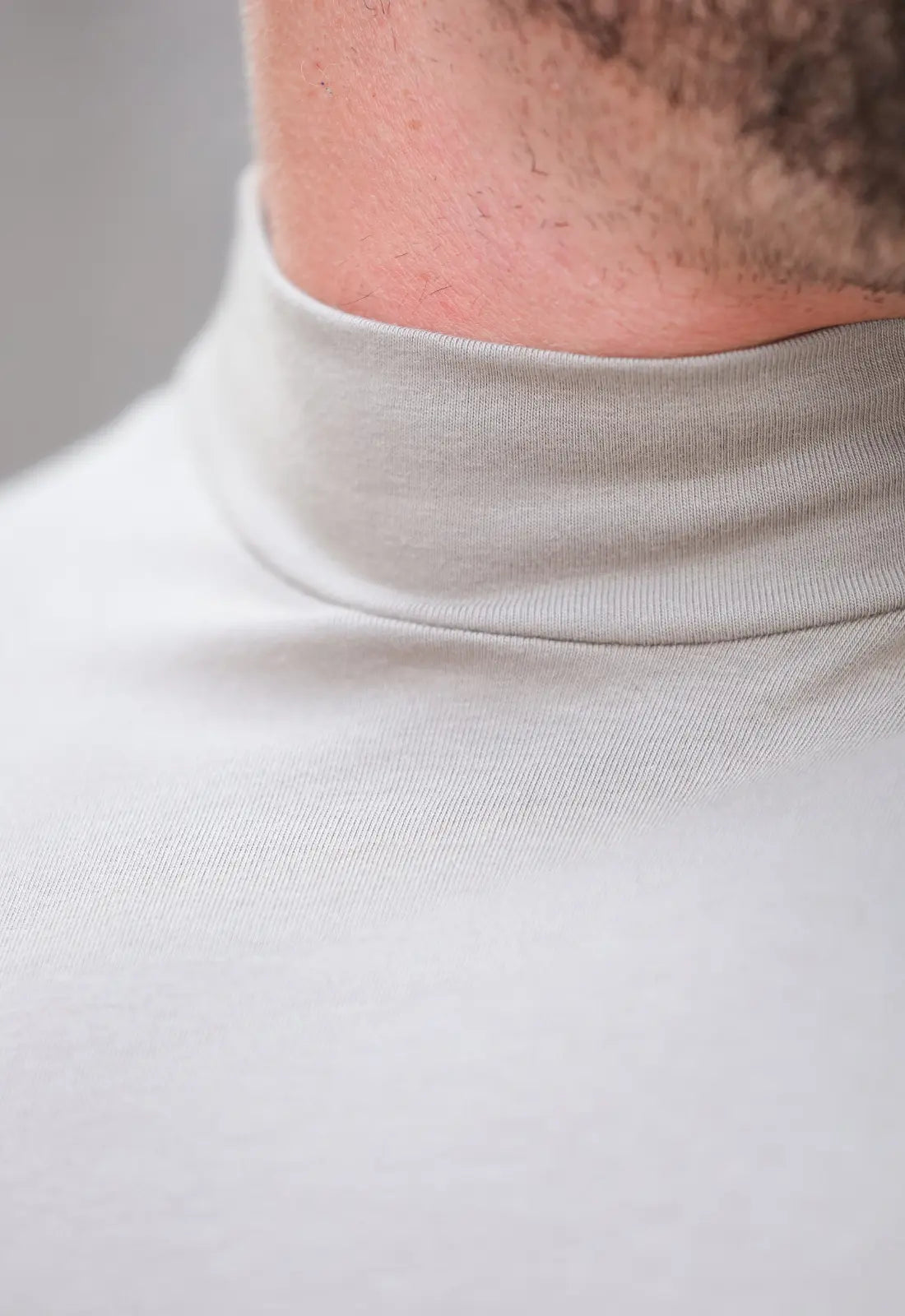 Camiseta Slim Gola Alta Cinza