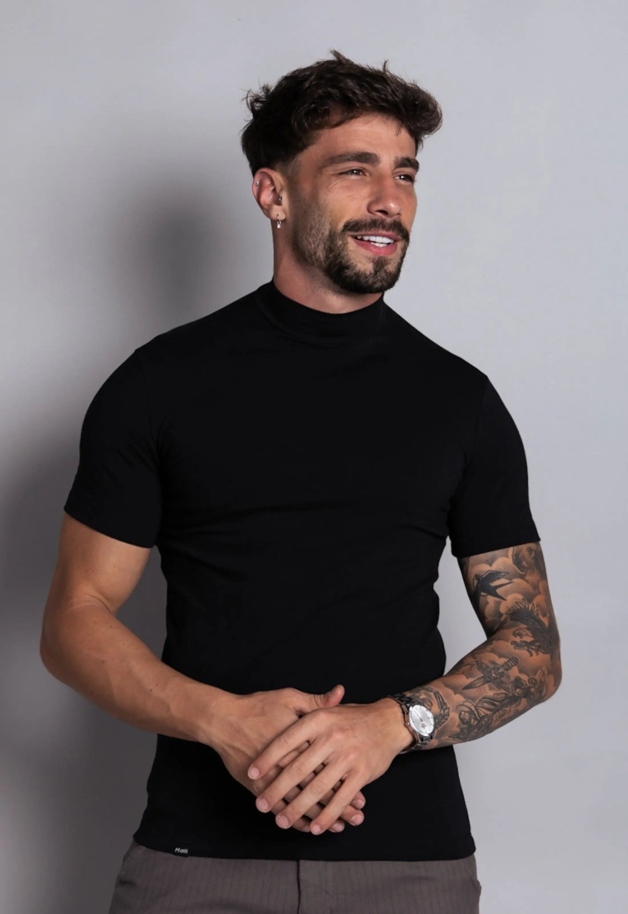 Camiseta Slim Gola Alta Preta
