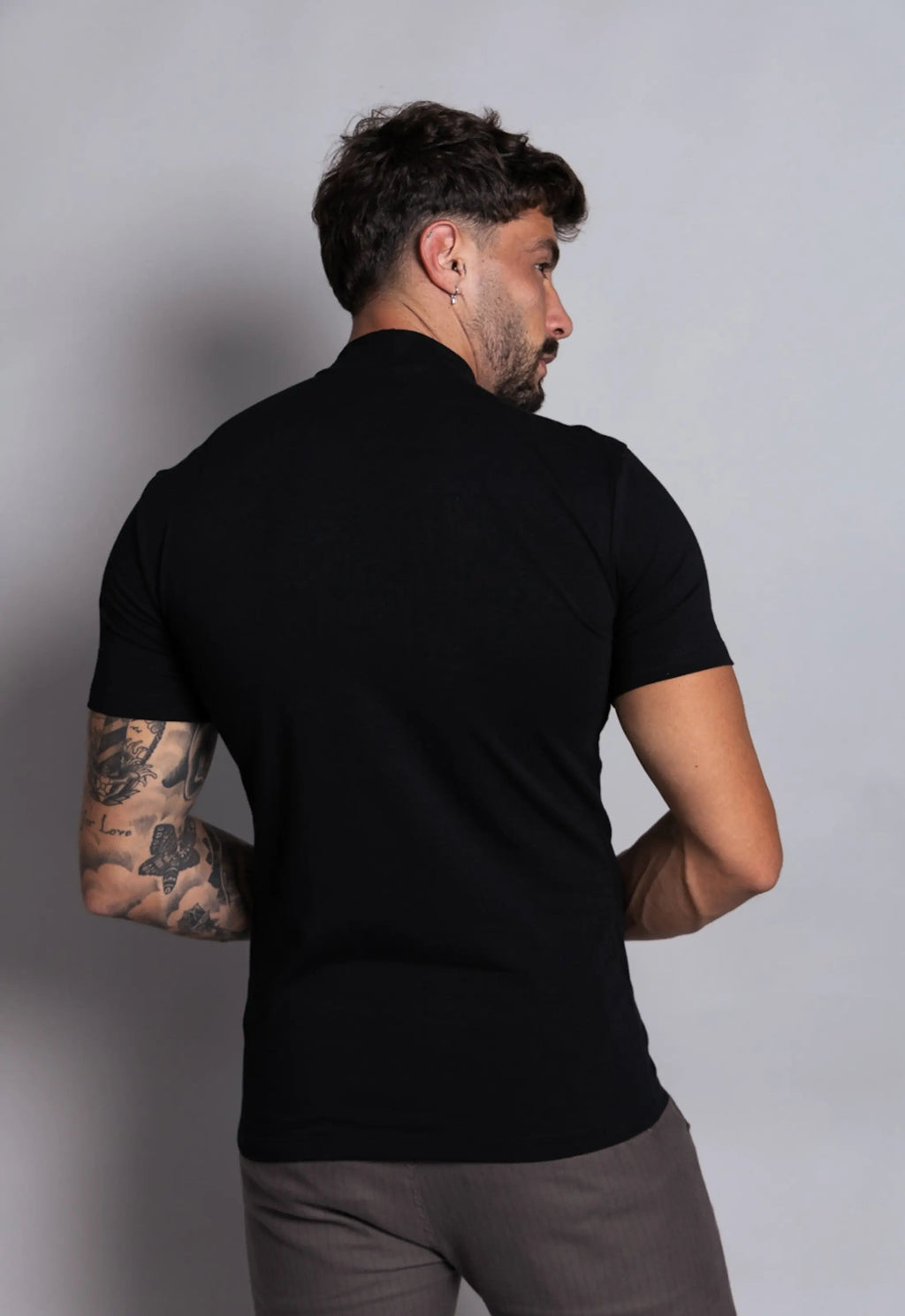 Camiseta Slim Gola Alta Preta
