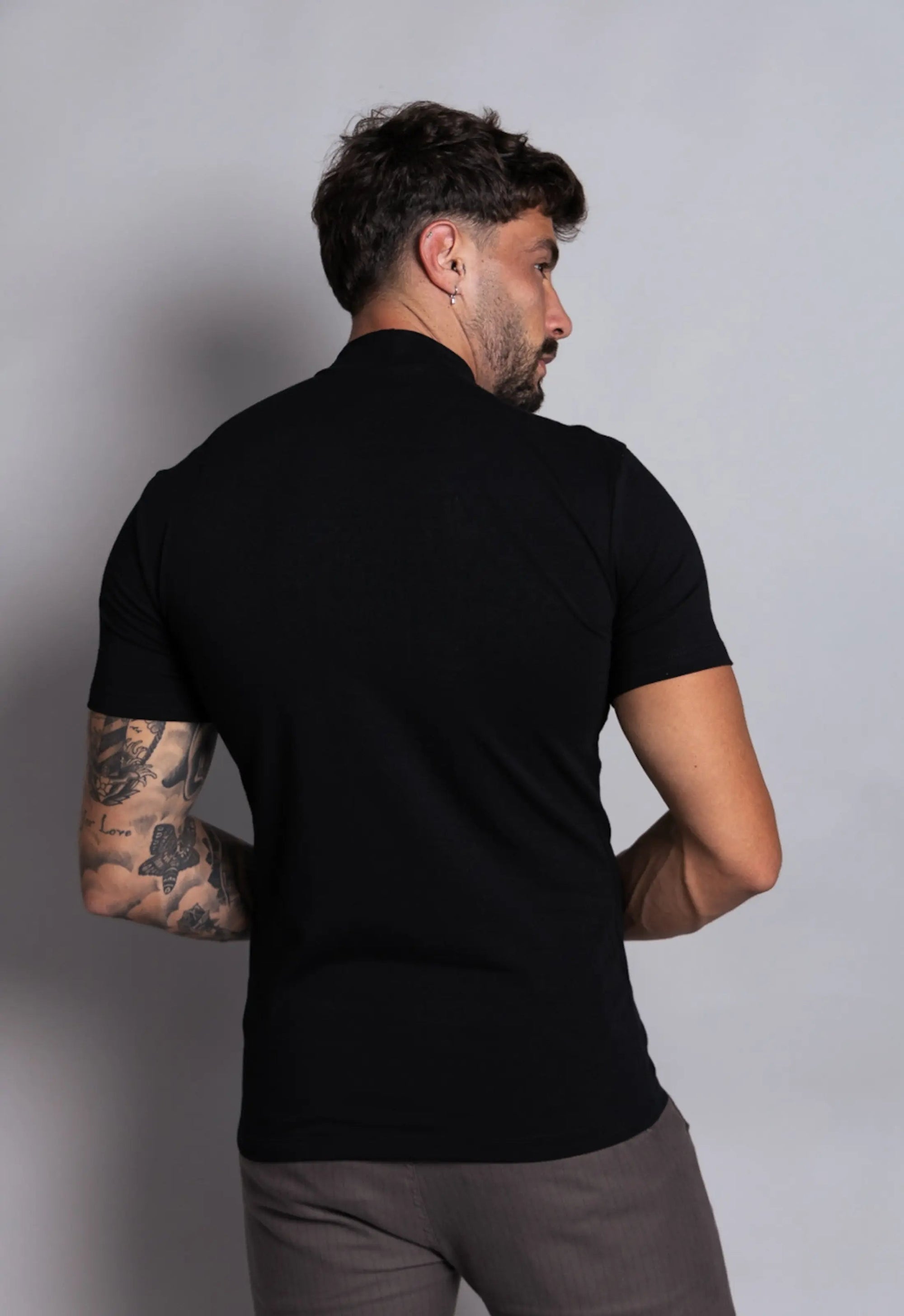 Camiseta Slim Gola Alta Preta