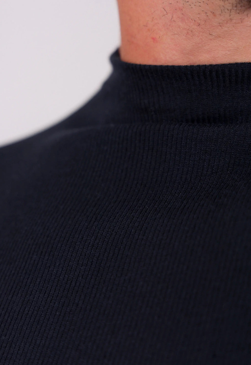 Camiseta Slim Gola Média Preta