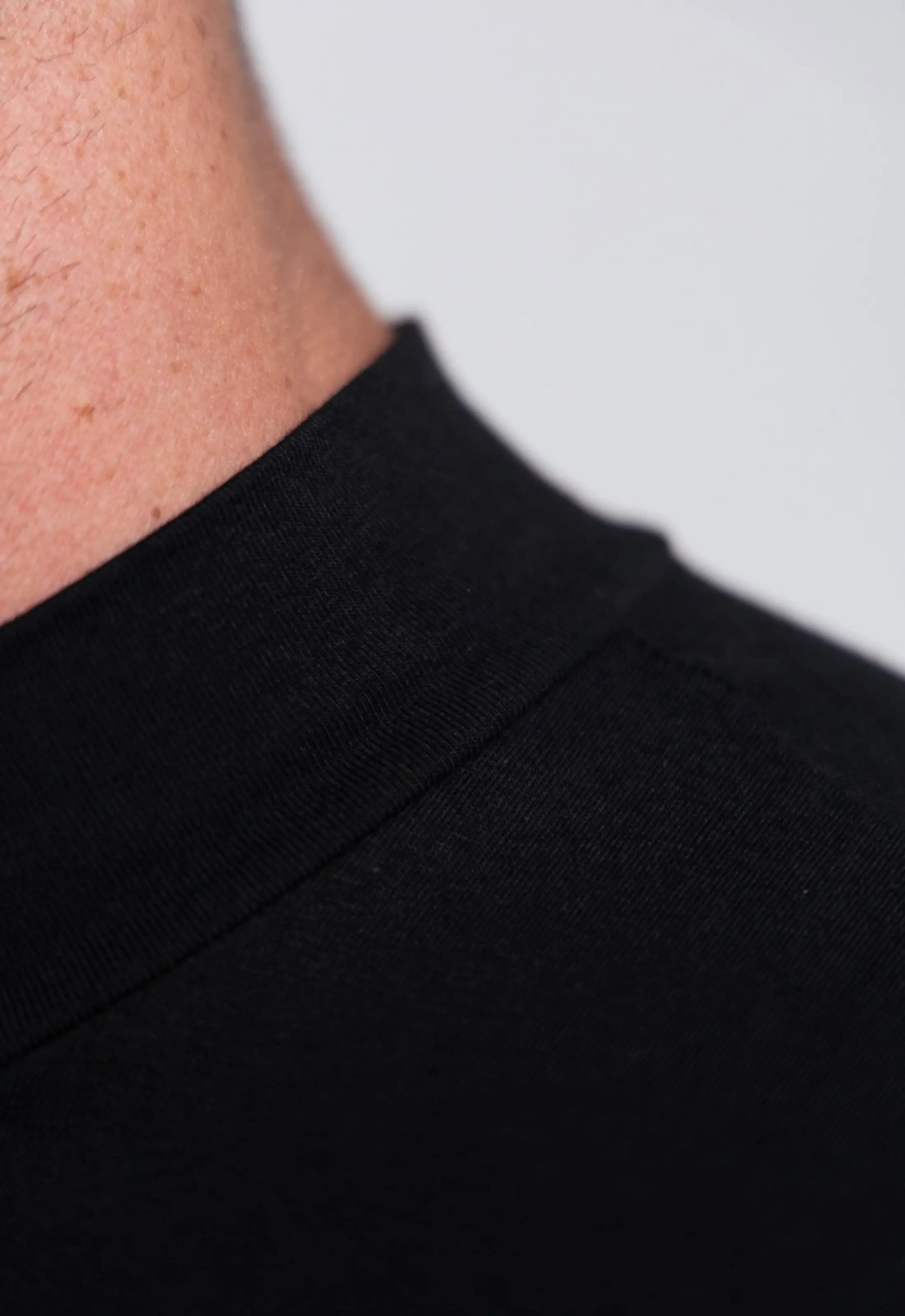 Camiseta Slim Gola Alta Preta