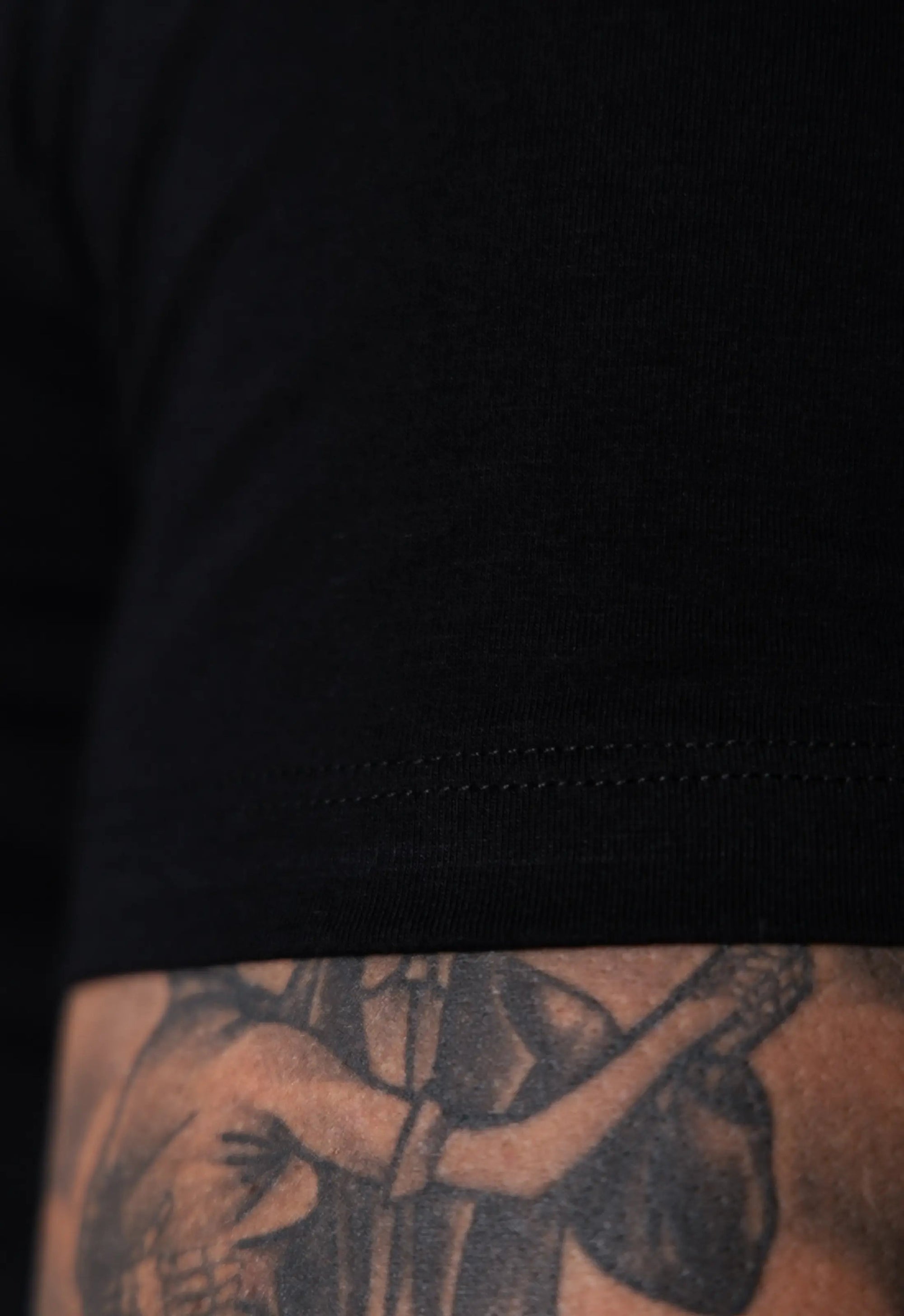 Camiseta Slim Gola Alta Preta