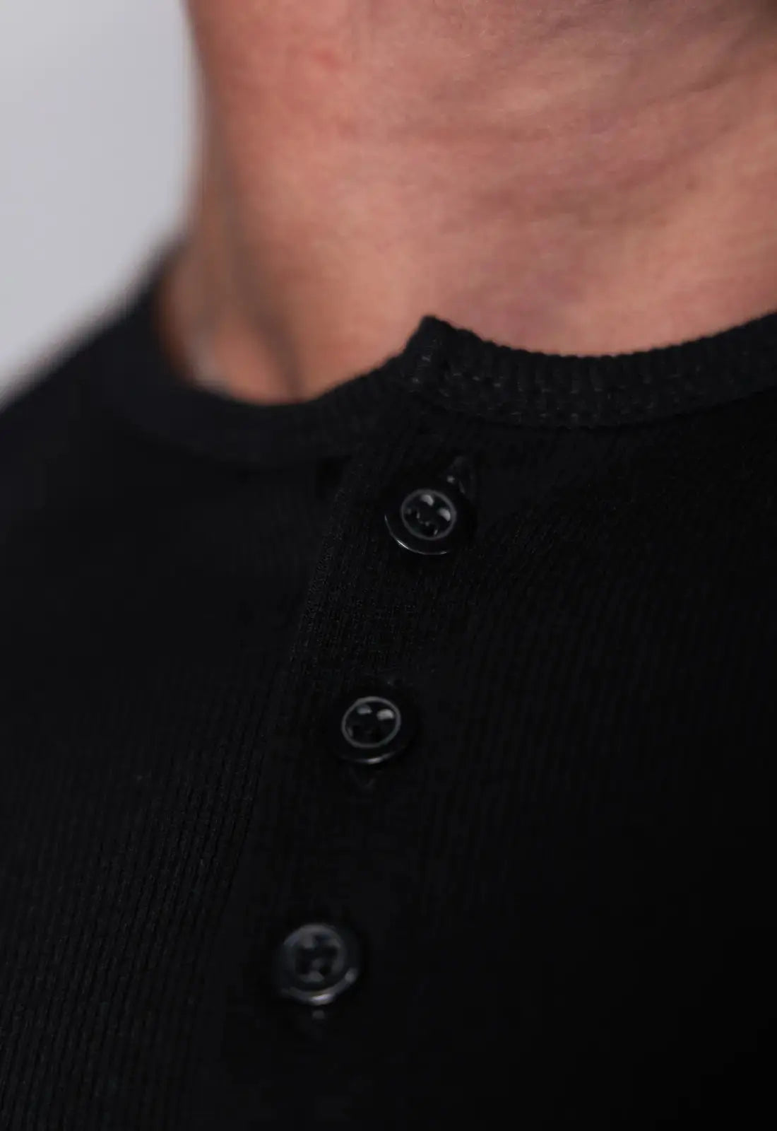 Camiseta Henley Canelada Preta