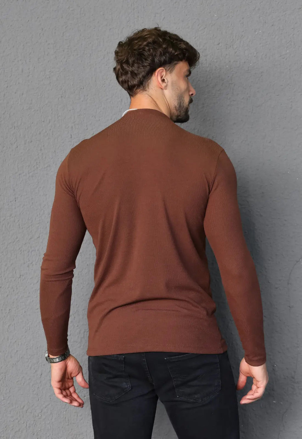 Camiseta Slim Manga Longa Gola Média Marrom